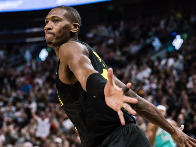  爵士马尔卡宁高效表现率队战胜湖人